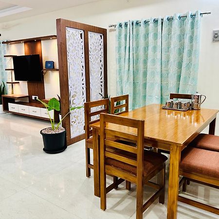 Truelife - 3Bhk Family Suites - Ps4 Pure Veg Restaurant On The Way To Balaji Temple - 2500 Sft Large Signature Apartment - Modular Kitchen - Super Fast Wifi, Smart Tv, 250 Jio Channels - Parking - Easy Access To All Temples - Top Service With Lots Of Tirupati Buitenkant foto